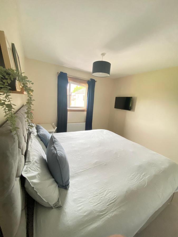 Cozy Bedroom In Shared Accommodation With Free Parking Единбург Екстериор снимка